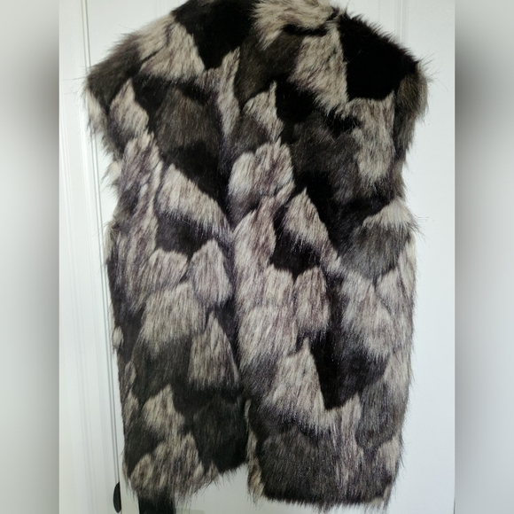 Forever21 faux fur vest! - Picture 2 of 3
